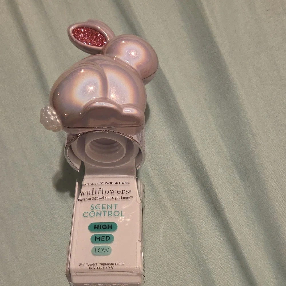 Brand New Bath & Body Works Pearl Bunny Wallflower Plug - Picture 1 of 5